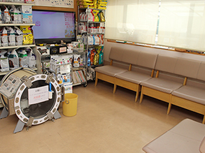 広々とした待合室で雑誌やペットのグッズ、また療法食の試供品も置いてあります。